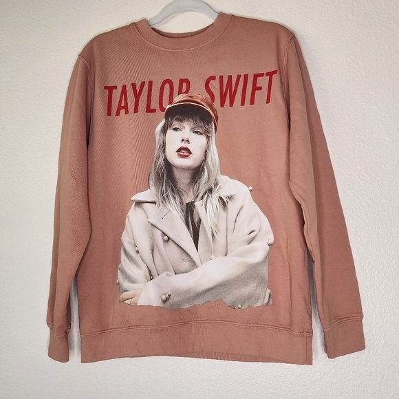 Taylor Swift Red TV Sweatshirt M - Picture 3 of 5